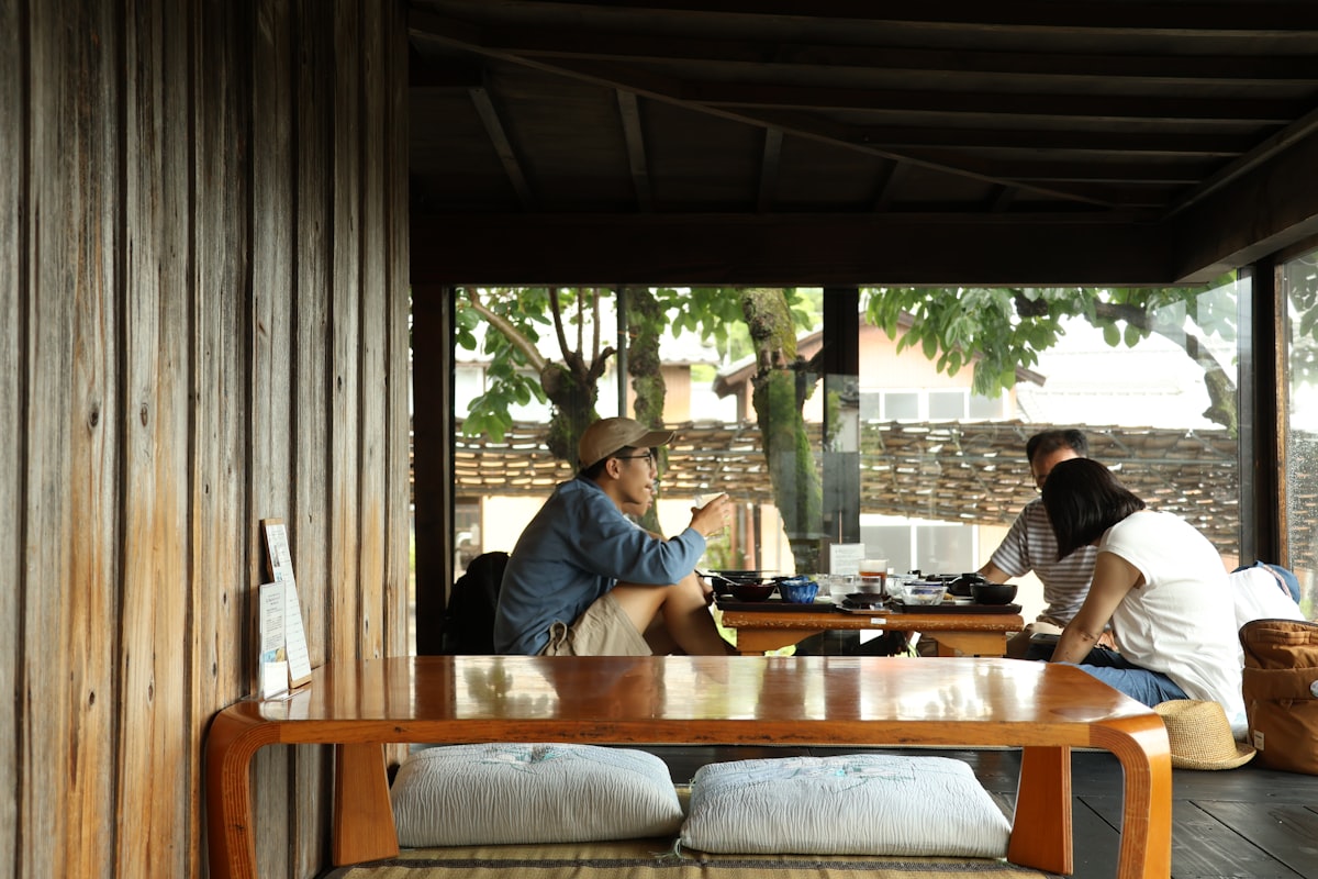 Personas conversando alrededor de una mesa en un restaurante japonés.