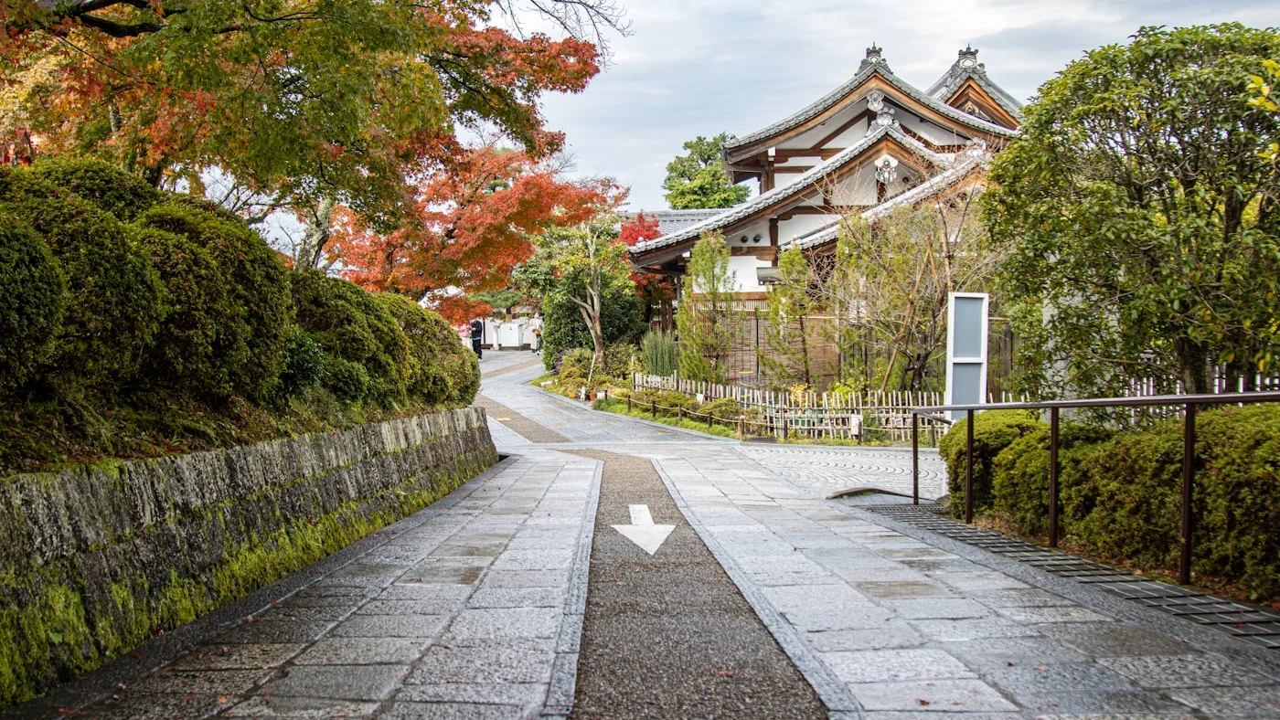 Camino de piedra que lleva hacia un edificio en Kyoto.