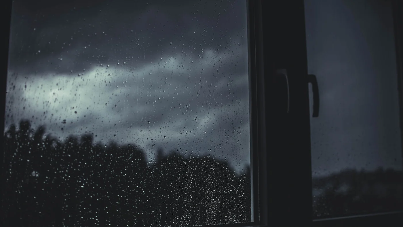 Gotas de lluvia sobre una ventana.