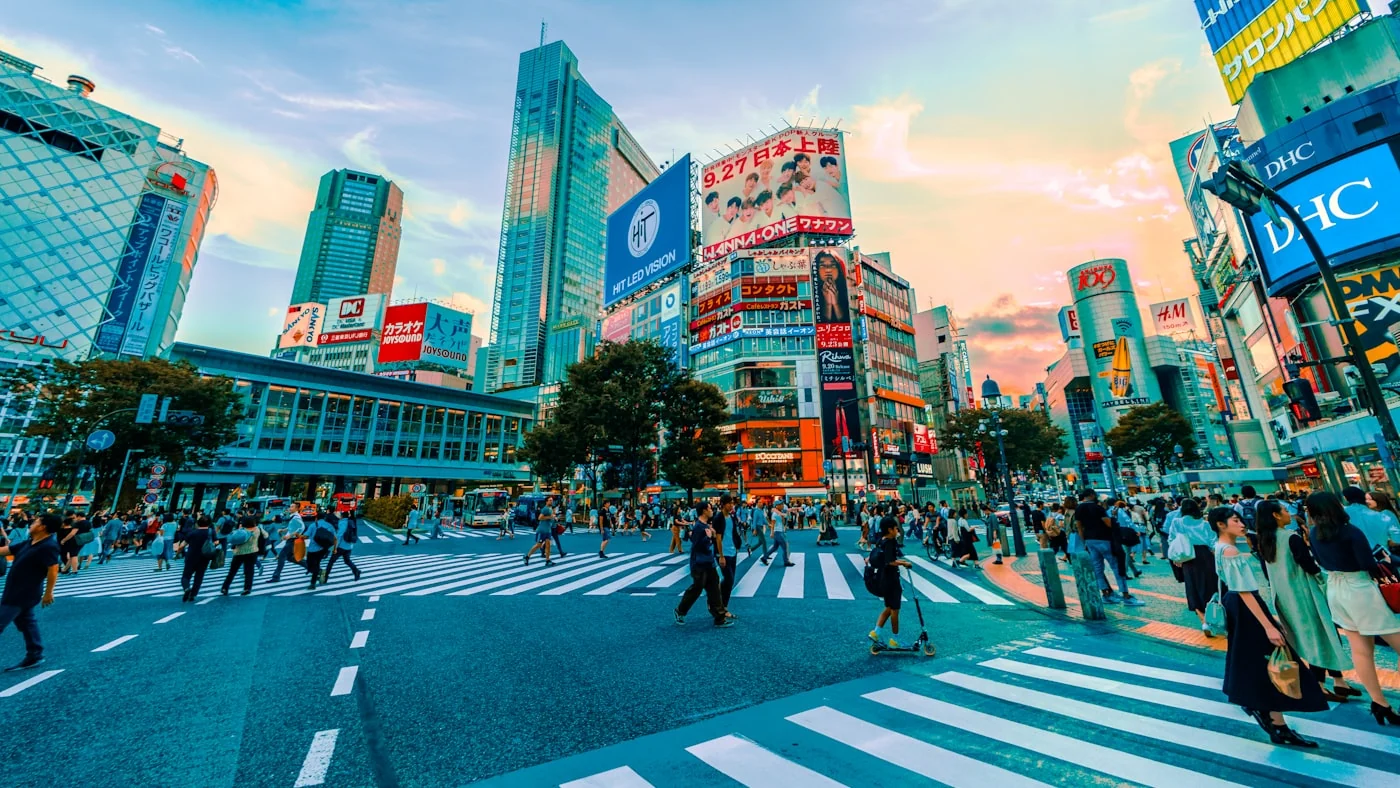Multitud caminando por un cruce peatonal en Tokyo.